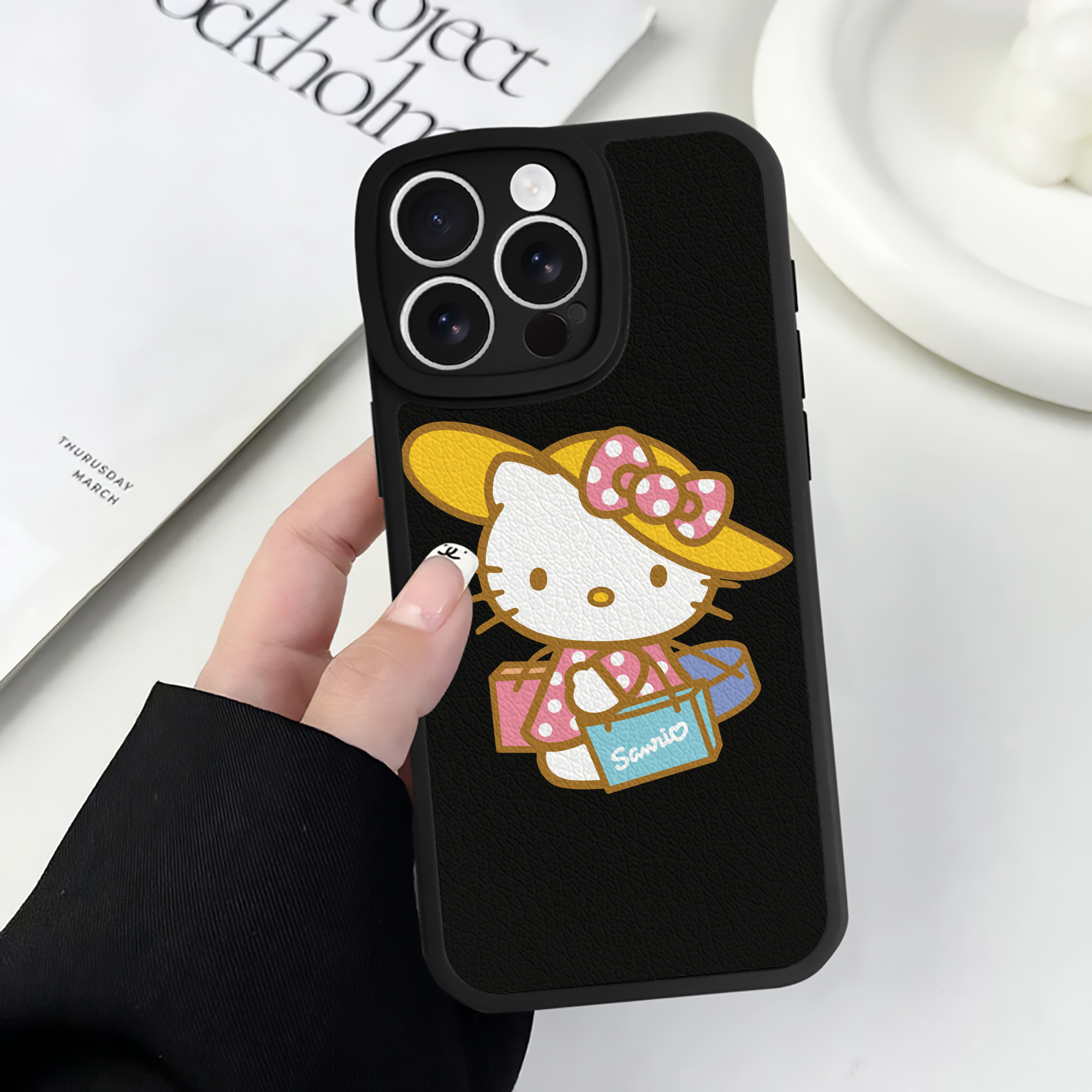 （画像用） Hello Kitty ハローキティ 【iPhone 16シリーズ対応】シリコンスマホケース（レザー調） 材質：シリコン